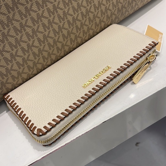 Michael Kors Jet Set Travel Large Pebble Leather Quarter-Zip Wallet
NWT - Picture 9 of 16